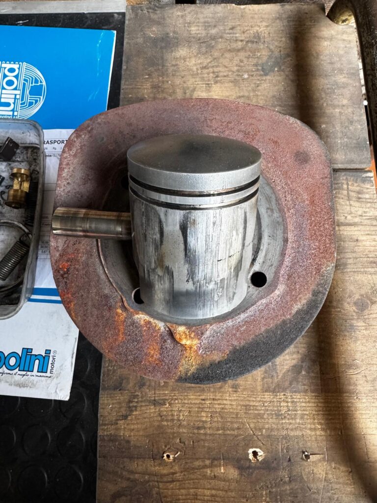 Photo Piaggio Vespacar P500 — Moteur serré, pièces introuvables, remis en route — détail